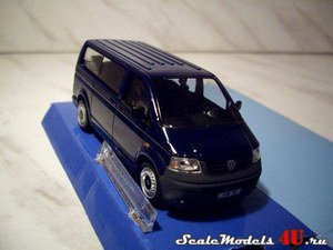 Масштабная модель автомобиля Volkswagen T5 Minibus Transporter фирмы Hongwell/Cararama 1:43.
