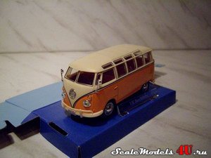 Масштабная модель автомобиля Volkswagen bus Samba фирмы Hongwell/Cararama 1:43.