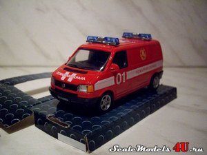 Масштабная модель автомобиля Volkswagen Transporter Russian Firebrigade фирмы Hongwell/Cararama 1:43.