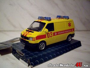 Масштабная модель автомобиля Volkswagen Transporter Russian Ambulance фирмы Hongwell/Cararama 1:43.