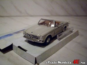 Масштабная модель автомобиля Mercedes-Benz 280SL Roadster (1968) фирмы Hongwell/Cararama 1:43.