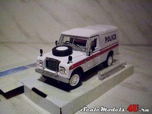 Масштабная модель автомобиля Land Rover series III 109 UK Police фирмы Hongwell/Cararama 1:43.