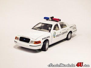 Масштабная модель автомобиля Ford Crown Victoria Providence Police (2000) фирмы Gearbox.