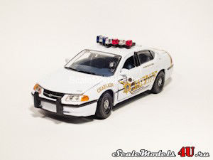 Масштабная модель автомобиля Chevrolet Impala Maricopa County Sheriff (2001) фирмы Gearbox.
