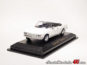 Масштабная модель автомобиля Chevrolet Corvair Monza (1969) фирмы Yatming.