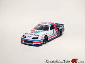 Масштабная модель автомобиля Ford Thunderbird NASCAR (Mark Martin #6) фирмы Racing Champions.