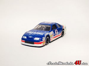 Масштабная модель автомобиля Ford Thunderbird NASCAR (Bill Elliott #9) фирмы Racing Champions.