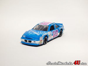 Масштабная модель автомобиля Pontiac Grand Prix NASCAR (Jim Sauter #89) фирмы Racing Champions.