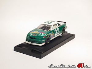 Масштабная модель автомобиля Chevrolet Lumina NASCAR 1994 (Harry Gant #33) фирмы Racing Champions.
