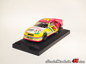 Масштабная модель автомобиля Chevrolet Lumina NASCAR 1994 (Terry Labonte #5) фирмы Racing Champions.