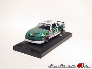 Масштабная модель автомобиля Chevrolet Lumina NASCAR 1993 (Harry Gant #33) фирмы Racing Champions.