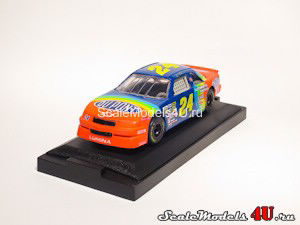 Масштабная модель автомобиля Chevrolet Lumina NASCAR 1994 (Jeff Gordon #24) фирмы Racing Champions.