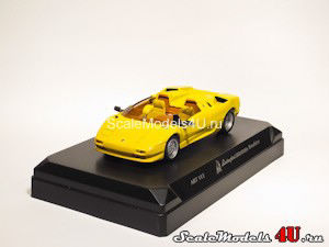 Масштабная модель автомобиля Lamborghini Diablo Roadster Yellow фирмы Detail Cars.