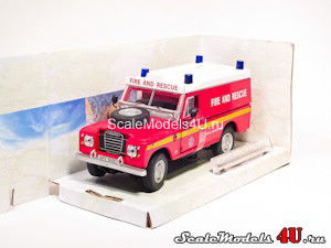 Масштабная модель автомобиля Land Rover Series III 109 Fire and Rescue фирмы Hongwell/Cararama.