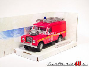 Масштабная модель автомобиля Land Rover Series III 109 Fire and Rescue Service фирмы Hongwell/Cararama.