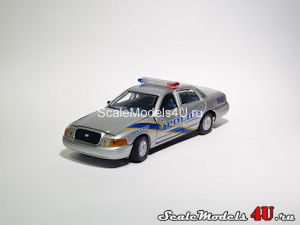 Масштабная модель автомобиля Ford Crown Victoria Louisville Metro Police (2004) фирмы Gearbox.