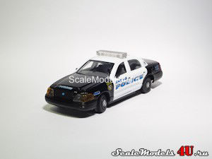 Масштабная модель автомобиля Ford Crown Victoria Fort Lee Police (2000) фирмы Gearbox.