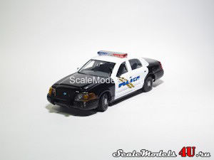 Scale model of Ford Crown Victoria Burbank Police (California 1999) produced by Gearbox.