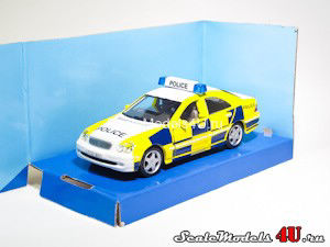 Масштабная модель автомобиля Mercedes-Benz C320 UK police фирмы Hongwell/Cararama.