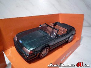 Масштабная модель автомобиля Mustang GT convertible (1989) фирмы NewRay 1:43.