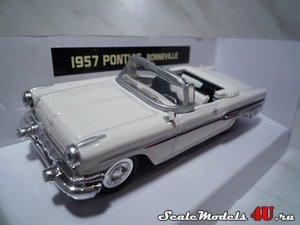 Масштабная модель автомобиля Pontiac Bonneville (1957) фирмы NewRay 1:43.