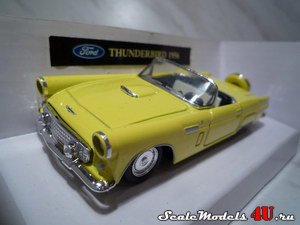 Масштабная модель автомобиля Ford Thunderbird (1956) фирмы NewRay 1:43.