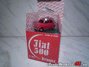 Масштабная модель автомобиля Fiat 500 в шаре фирмы Brumm.