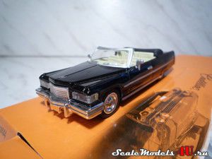 Scale model of Cadillac coupe de Ville 1976 produced by NewRay.