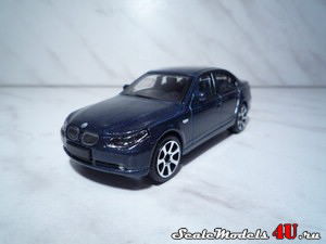 Масштабная модель автомобиля BMW 545i фирмы Bburago.