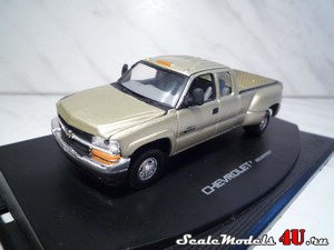 Масштабная модель автомобиля Chevrolet Silverado 1999 фирмы Anson collectibles.
