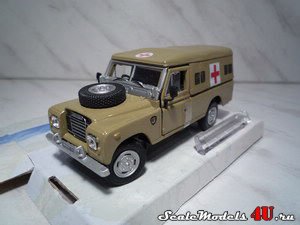 Масштабная модель автомобиля Land Rover series III 109 Ambulance Beige фирмы Hongwell/Cararama.