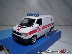 Масштабная модель автомобиля Volkswagen Transporter Russian Ambulance (White) фирмы Hongwell/Cararama.