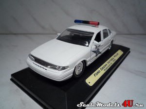 Масштабная модель автомобиля Ford Crown Victoria Police Patrol (Washington 1996)фирмы Road Champs.