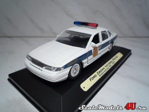 Масштабная модель автомобиля Ford Crown Victoria Police (Washington DC 1997) фирмы Road Champs.