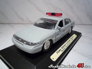 Масштабная модель автомобиля Ford Crown Victoria Police (Rhode Island State 1996) фирмы Road Champs.