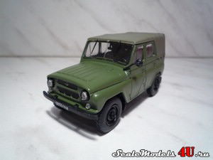 Масштабная модель автомобиля УАЗ-469 (1972) тёмно-зелёный фирмы Наш Автопром.
