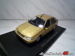 Масштабная модель автомобиля Citroen Xsara Berline Exclusive (1998) фирмы Universal Hobbies.