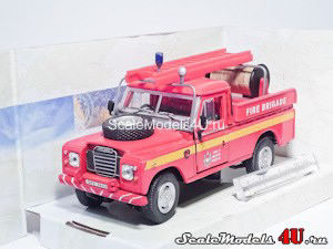 Масштабная модель автомобиля Land Rover series III 109 Fire Brigade Pick-Up фирмы Hongwell/Cararama 1:43.