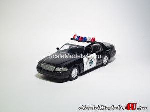 Масштабная модель автомобиля Ford Crown Victoria California Highway Patrol (1998) фирмы Road Champs.