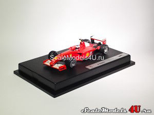 Масштабная модель автомобиля Ferrari F2001 Rubens Barrichello фирмы Hot Wheels (Mattel).