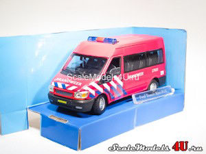 Масштабная модель автомобиля Ford Transit Mini Bus Brandweer фирмы Hongwell/Cararama.