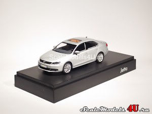 Масштабная модель автомобиля Volkswagen Jetta Silver (2010) фирмы Minichamps.