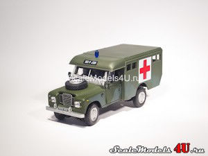 Масштабная модель автомобиля Land Rover series III 109 Ambulance dark green (11) фирмы Hongwell/Cararama.