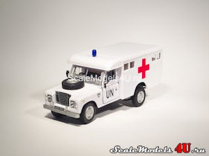 Масштабная модель автомобиля Land Rover series III 109 UN Ambulance White фирмы Hongwell/Cararama 1:43.