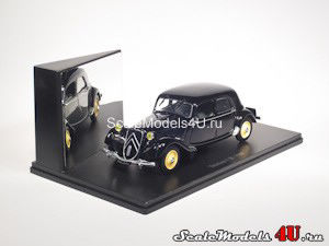 Scale model of Citroen Traction 11 B (1950) produced by Universal Hobbies.