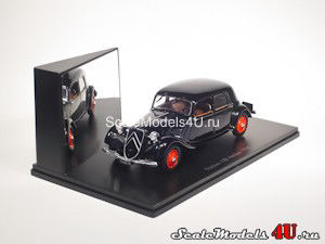 Scale model of Citroen Traction 11B Berline (1939) produced by Universal Hobbies.