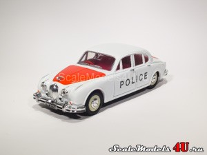 Масштабная модель автомобиля Jaguar Mk II Staffordshire Police (1960) фирмы Corgi.
