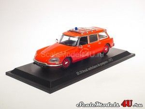 Масштабная модель автомобиля Citroen DS ID 20 Break Ambulance de Pompiers (1972) фирмы Universal Hobbies.