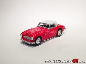 Масштабная модель автомобиля Austin Healey 3000 MkI Hard Top Red (1960) фирмы Corgi.