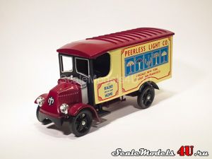 Масштабная модель автомобиля Mack Truck AC-Model "Peerless Light" (1916) фирмы Corgi.
